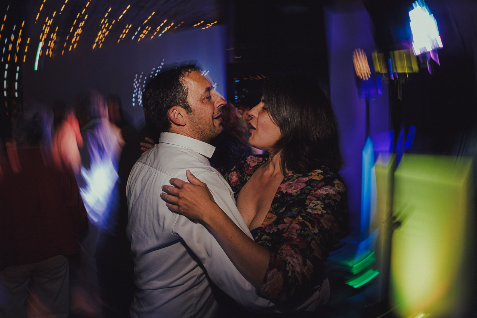 Couple sur le dancefloor lors d'un mariage à Toulouse photographié par Studio Herrero