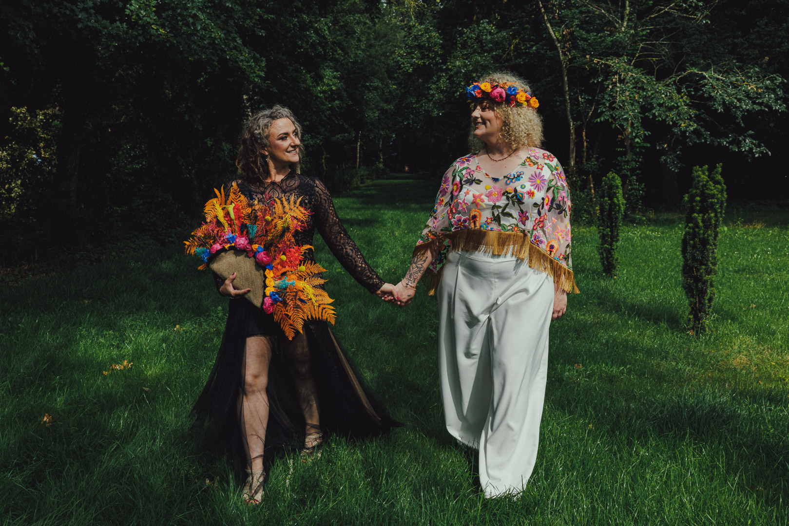 Couple de mariées main dans la main lors d'un mariage alternatif photographié par Studio Herrero à Toulouse