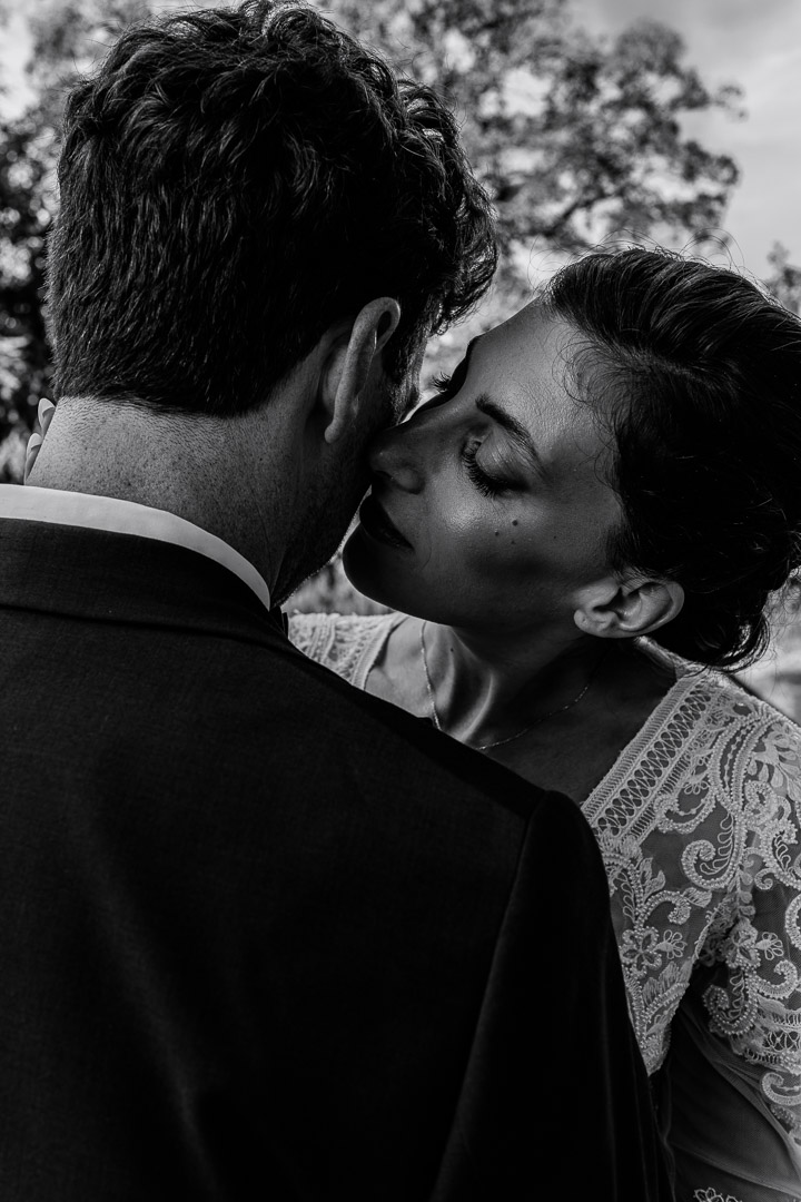 Couple enlacé sur le dancefloor lors d'une soirée de mariage photographié par Studio Herrero à Toulouse